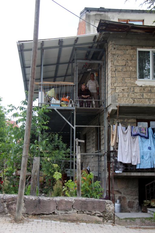 Ömrünü eşine adadı