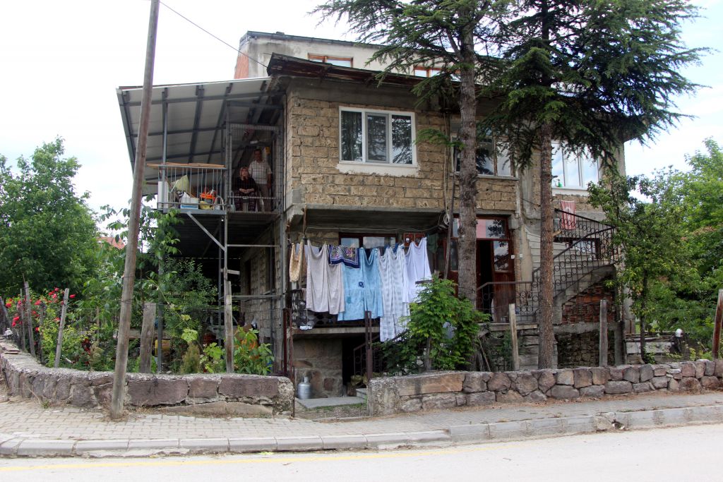 Ömrünü eşine adadı