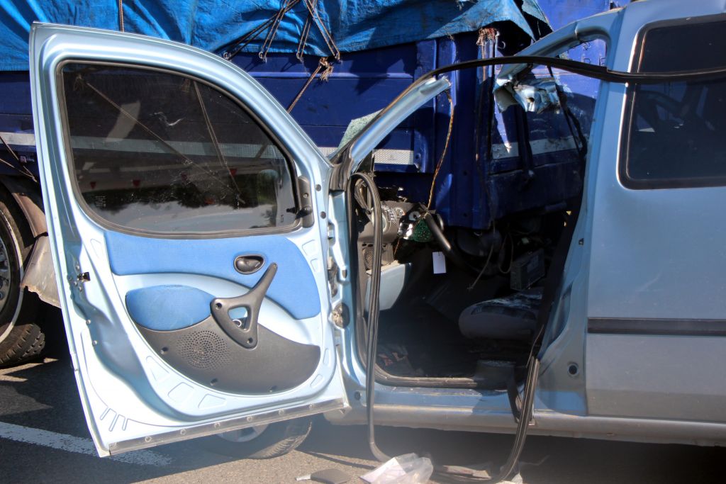 TIR'a arkadan çarptı