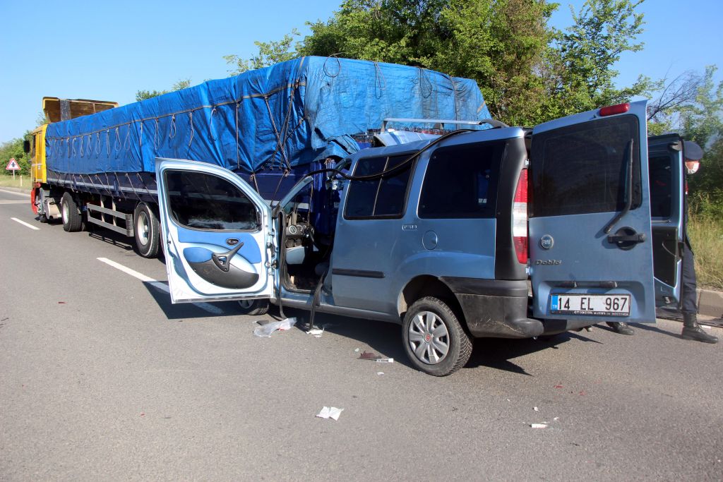 TIR'a arkadan çarptı