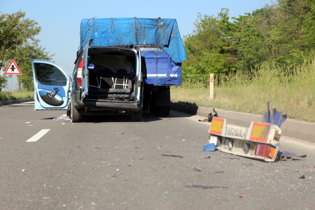 TIR'a arkadan çarptı
