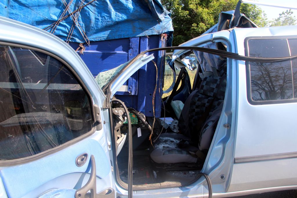 TIR'a arkadan çarptı