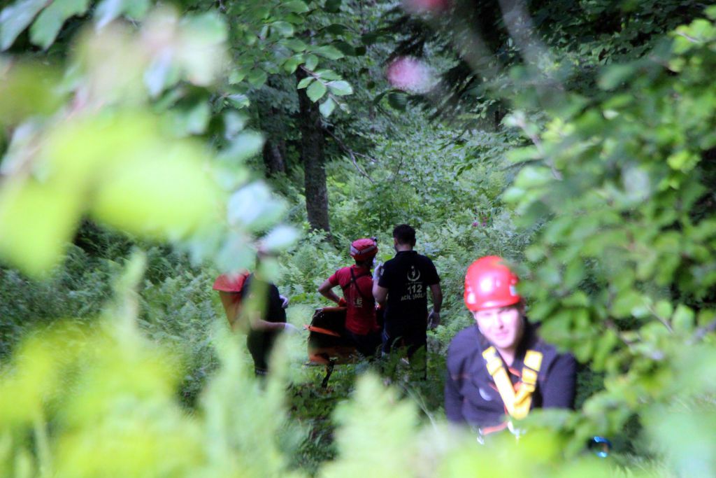 100 metre uçurumdan yuvarlandı