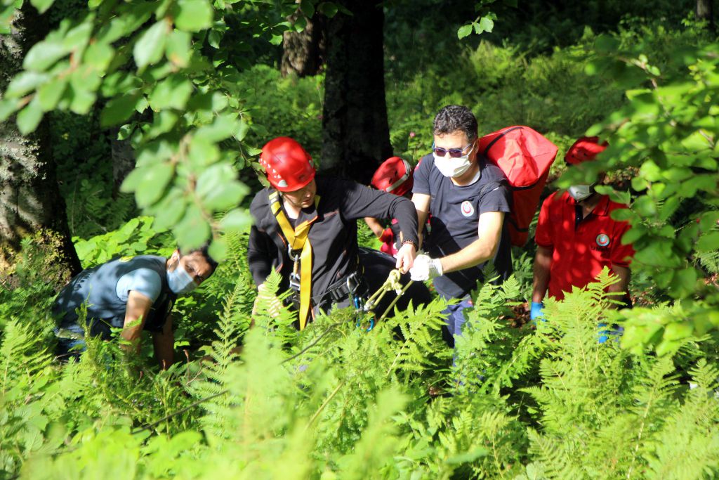 100 metre uçurumdan yuvarlandı