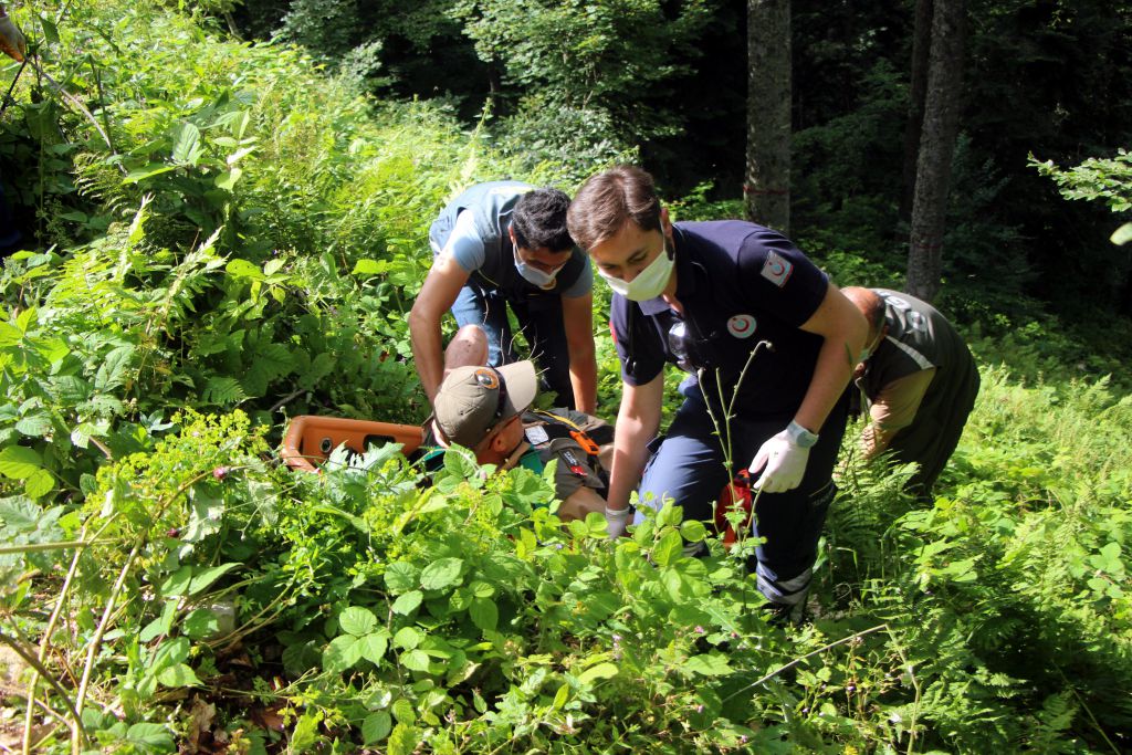 100 metre uçurumdan yuvarlandı