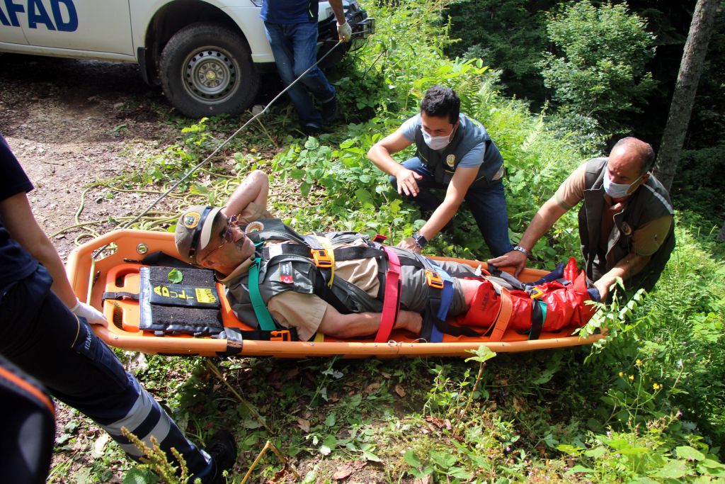 100 metre uçurumdan yuvarlandı