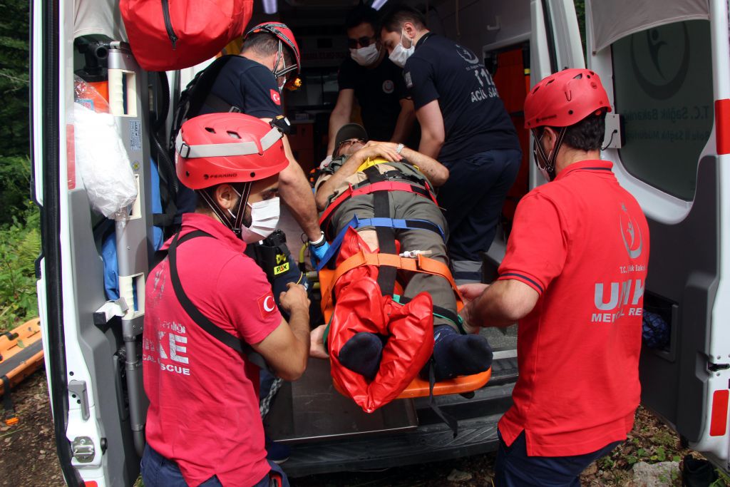 100 metre uçurumdan yuvarlandı