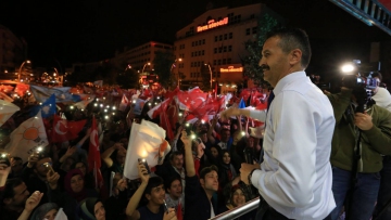 "Darbecilere darbe yapan büyük Türk Milletinin önünde saygıyla eğiliyorum"