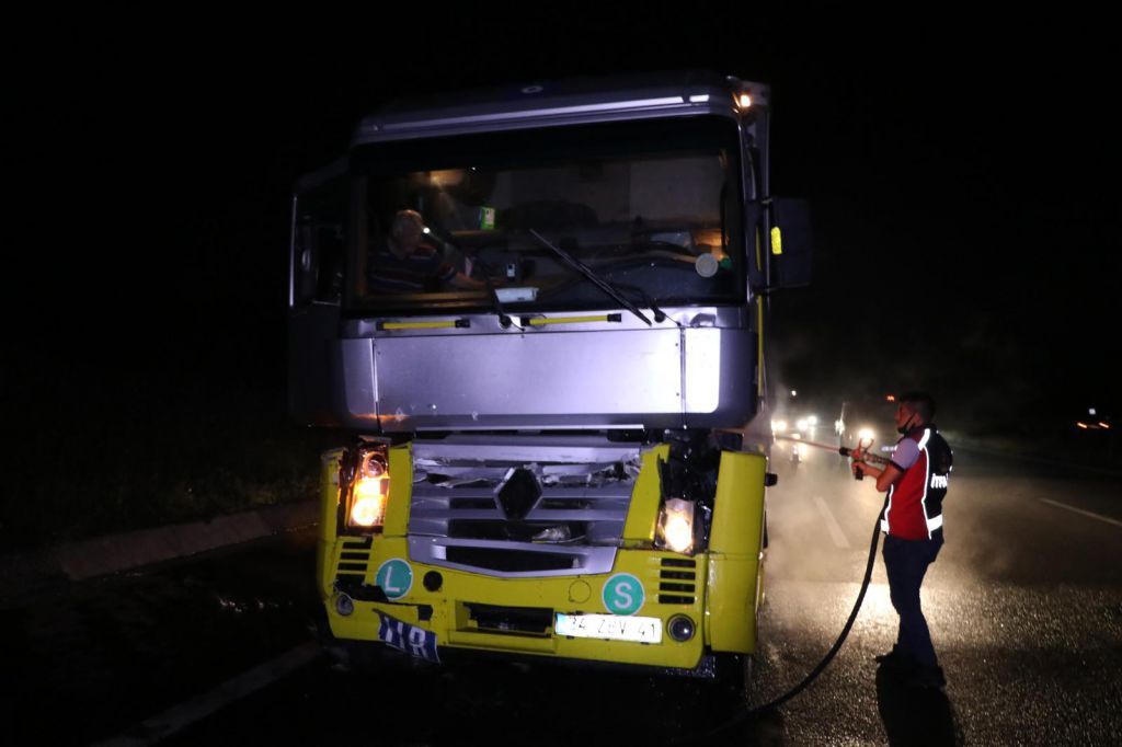 Alkol hem kendini hem TIR'ını yaktı!