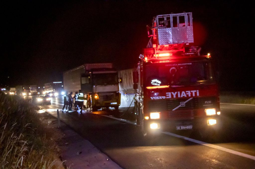Alkol hem kendini hem TIR'ını yaktı!