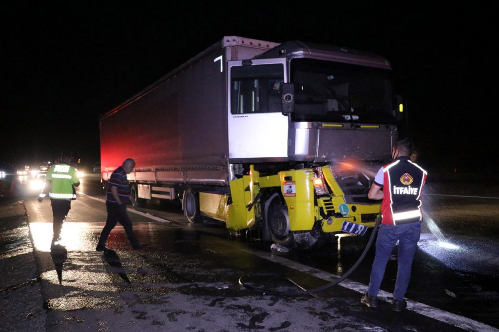 Alkol hem kendini hem TIR'ını yaktı!