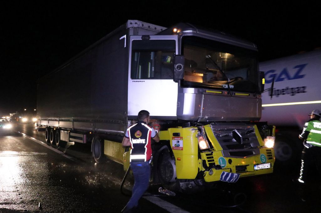 Alkol hem kendini hem TIR'ını yaktı!