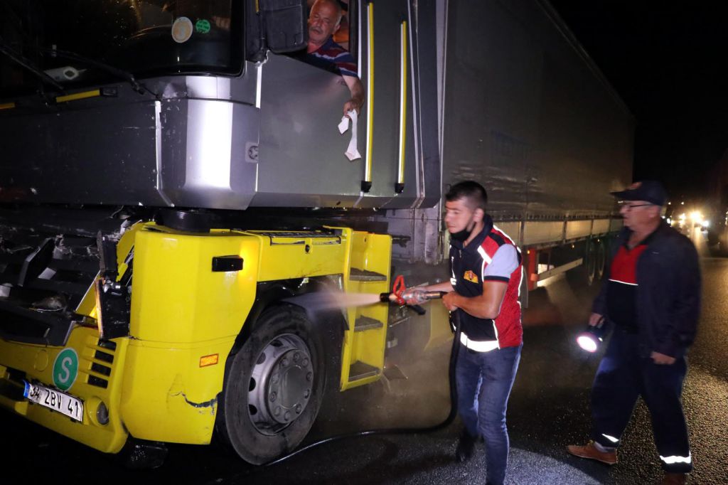 Alkol hem kendini hem TIR'ını yaktı!