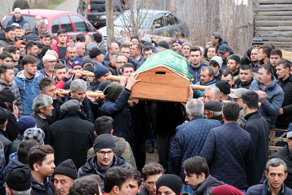 Ben ambulansı aradığımda babam, beni taklit ederek, dalga geçiyordu. Babamdan şikayetçiyim, inşallah ceza alır
