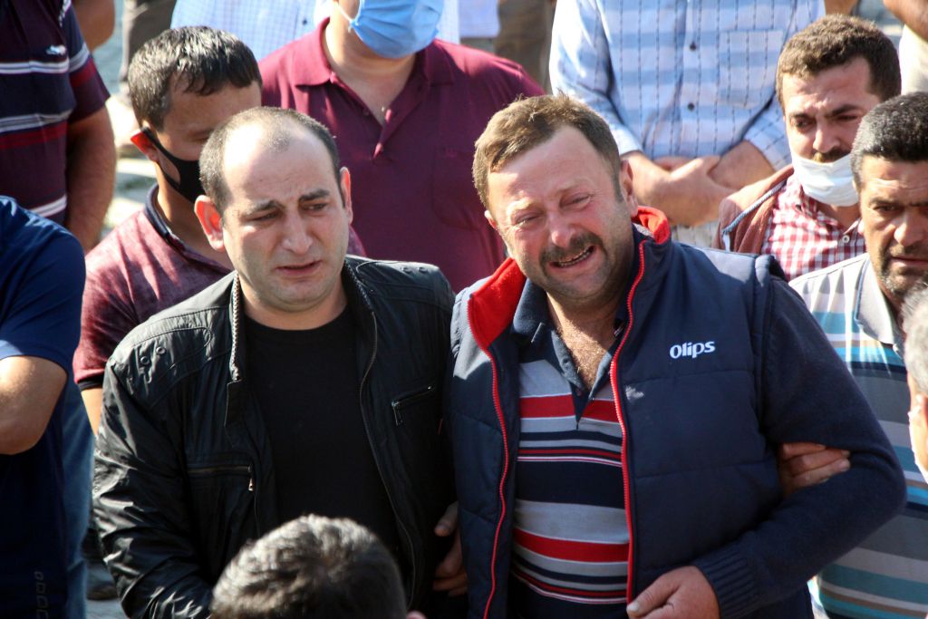 İki evladı yanan anne ve baba çocuklarının cenazesinde fenalık geçirdi