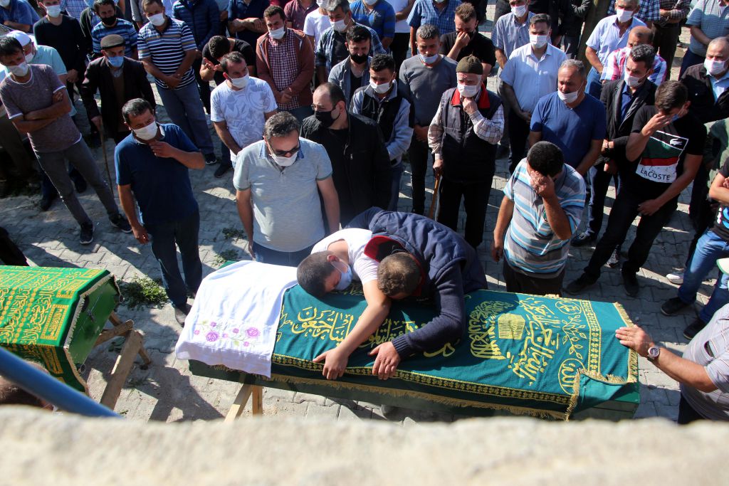 İki evladı yanan anne ve baba çocuklarının cenazesinde fenalık geçirdi