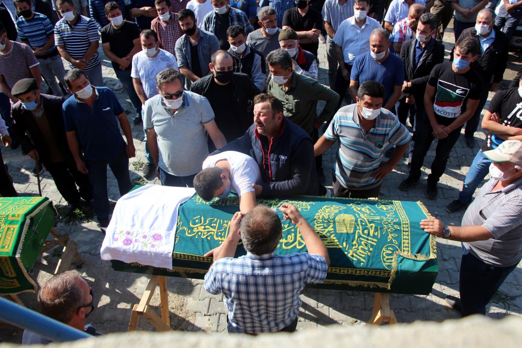 İki evladı yanan anne ve baba çocuklarının cenazesinde fenalık geçirdi