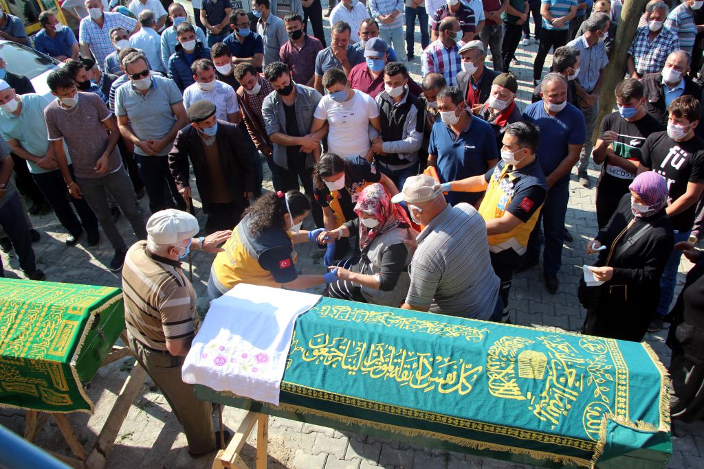 İki evladı yanan anne ve baba çocuklarının cenazesinde fenalık geçirdi