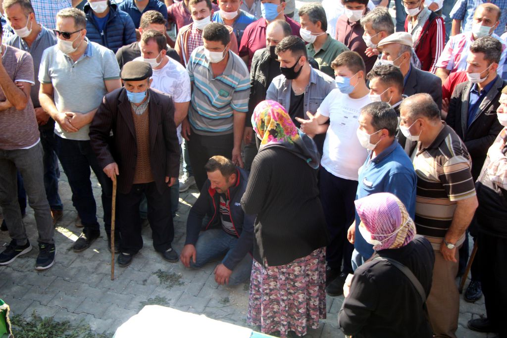 İki evladı yanan anne ve baba çocuklarının cenazesinde fenalık geçirdi