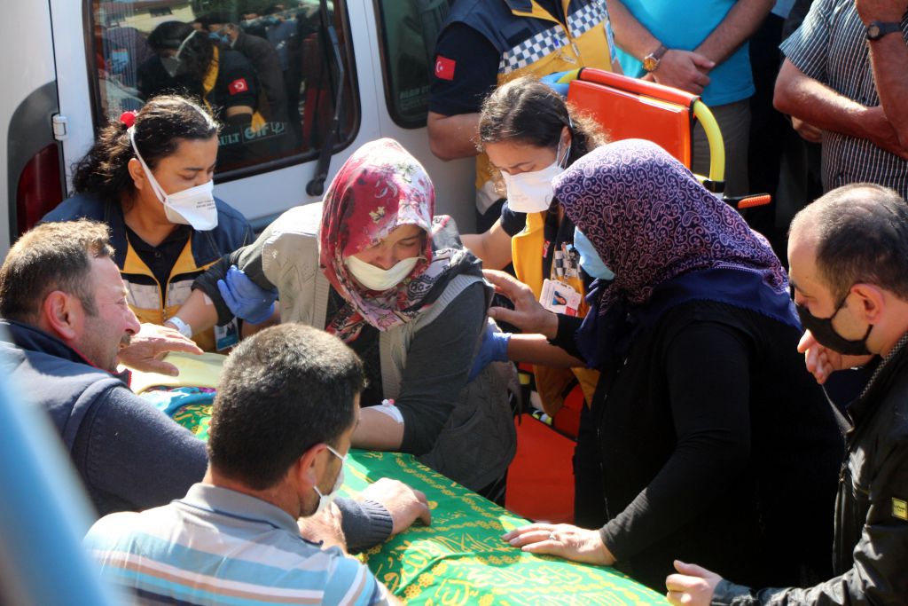 İki evladı yanan anne ve baba çocuklarının cenazesinde fenalık geçirdi