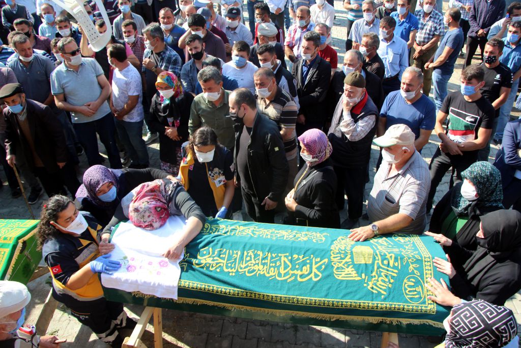 İki evladı yanan anne ve baba çocuklarının cenazesinde fenalık geçirdi