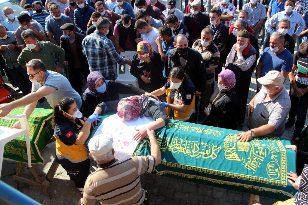 İki evladı yanan anne ve baba çocuklarının cenazesinde fenalık geçirdi