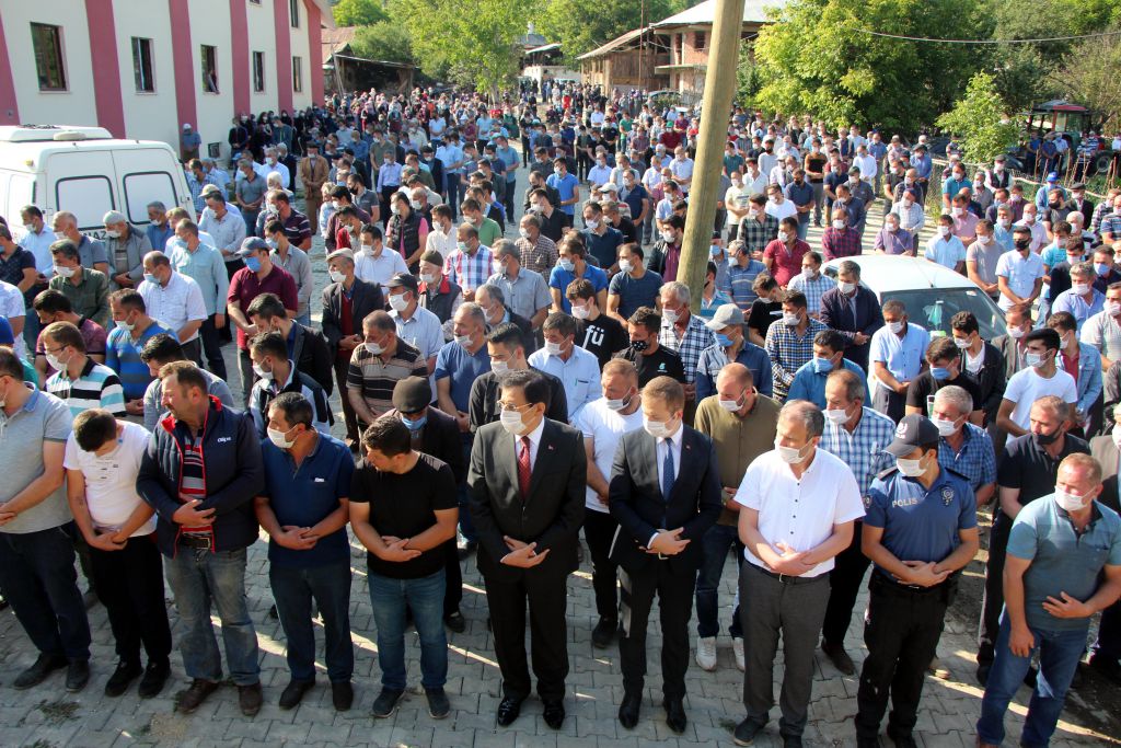 İki evladı yanan anne ve baba çocuklarının cenazesinde fenalık geçirdi