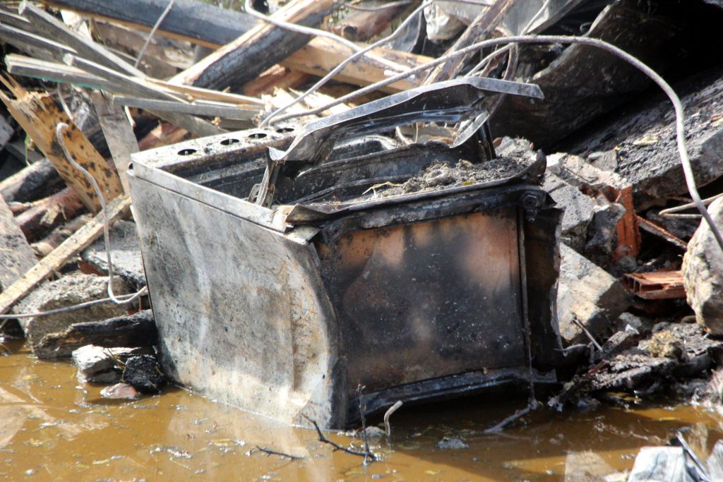 İki kardeş yangından kaçamamış