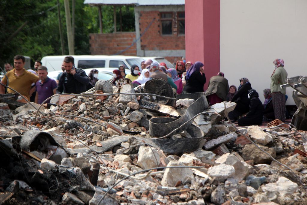 İki kardeş yangından kaçamamış