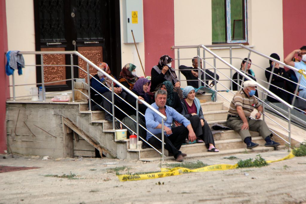 İki kardeş yangından kaçamamış