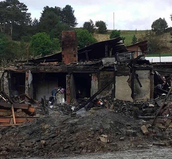 İki kardeş yangından kaçamamış