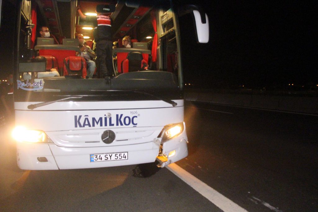 Otobüsle Kamyonet Çarpıştı