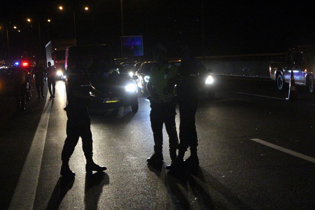 Otobüsle Kamyonet Çarpıştı