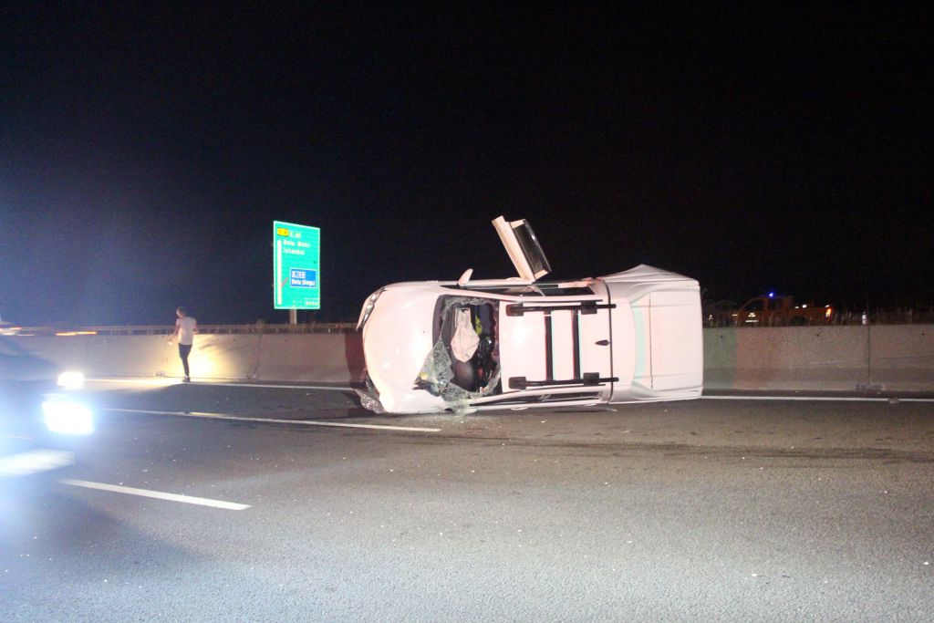 Otobüsle Kamyonet Çarpıştı