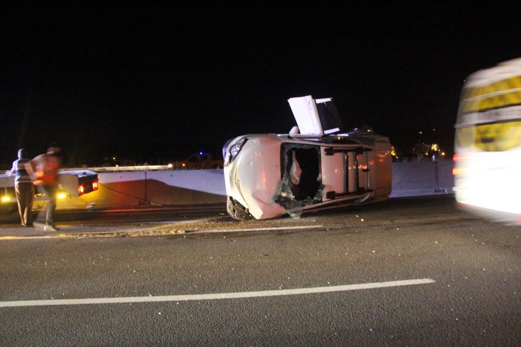 Otobüsle Kamyonet Çarpıştı