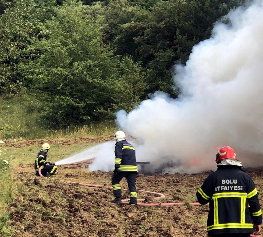 Tarlanın ortasında alev aldı