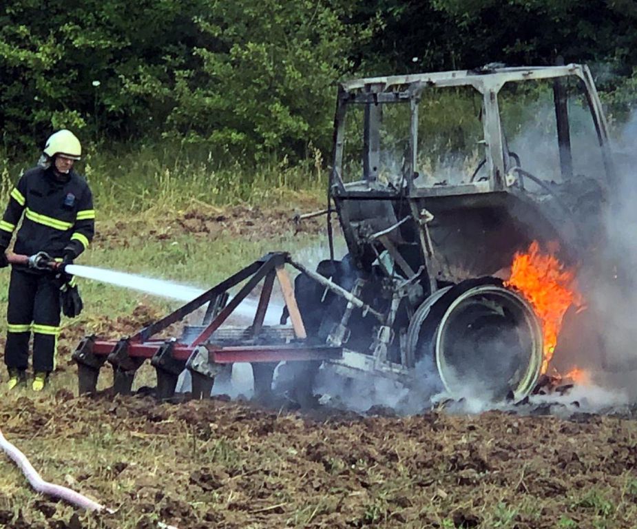 Tarlanın ortasında alev aldı