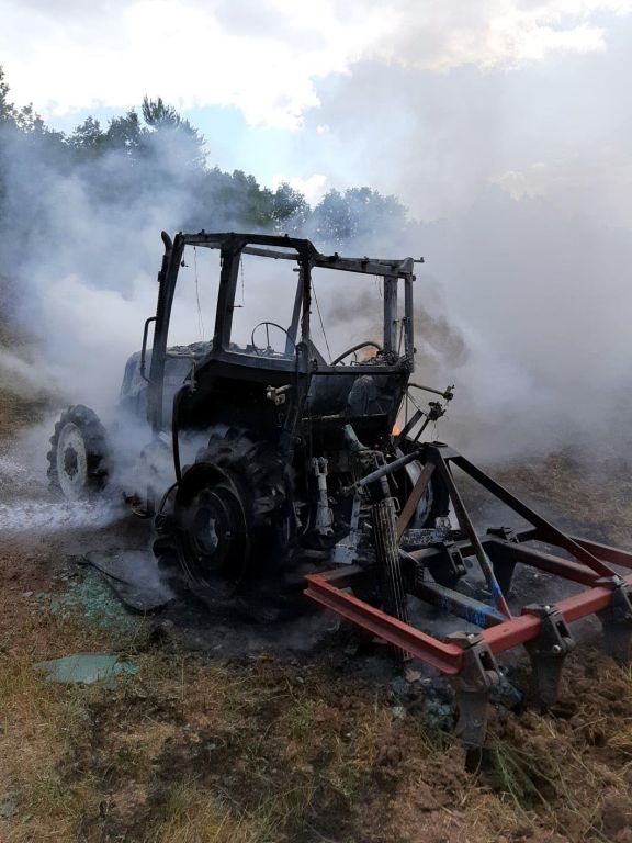 Tarlanın ortasında alev aldı