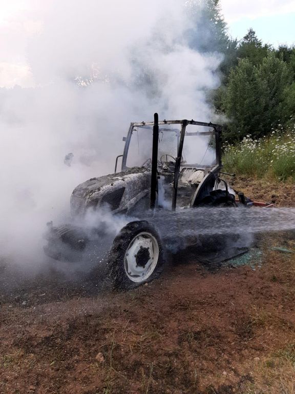 Tarlanın ortasında alev aldı