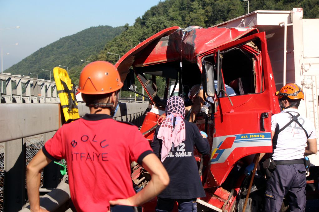 TIR'la kamyon çarpıştı