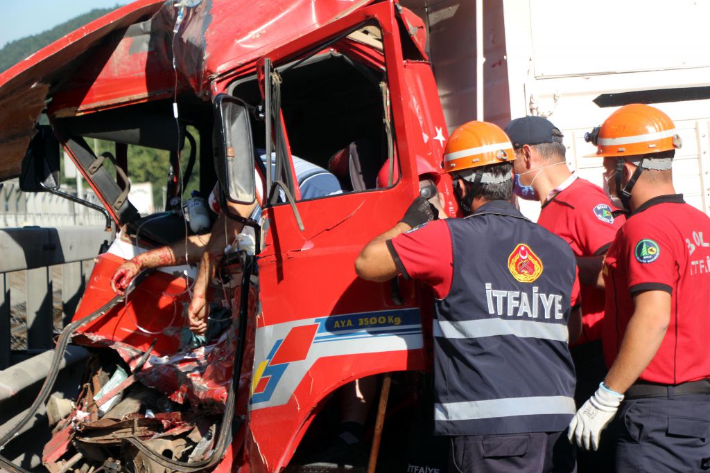 TIR'la kamyon çarpıştı