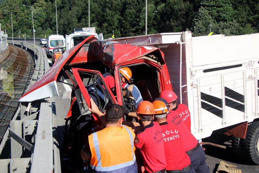 TIR'la kamyon çarpıştı