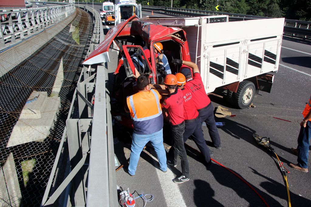 TIR'la kamyon çarpıştı