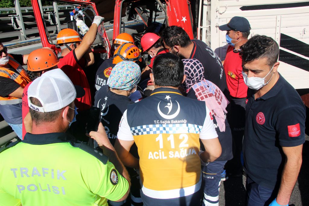 TIR'la kamyon çarpıştı