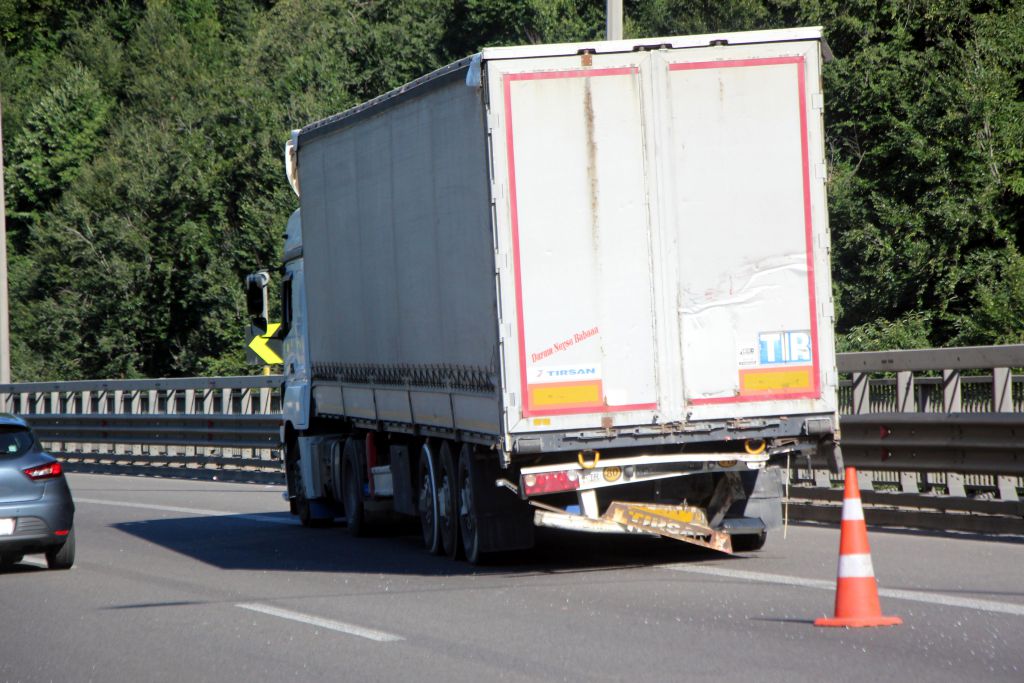 TIR'la kamyon çarpıştı