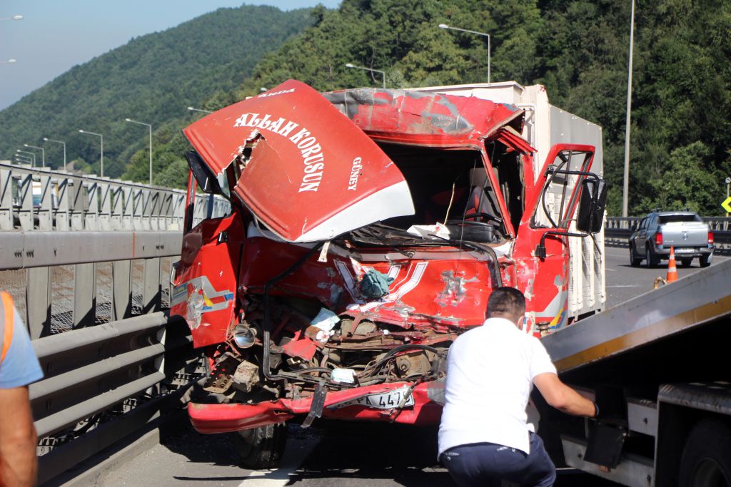 TIR'la kamyon çarpıştı