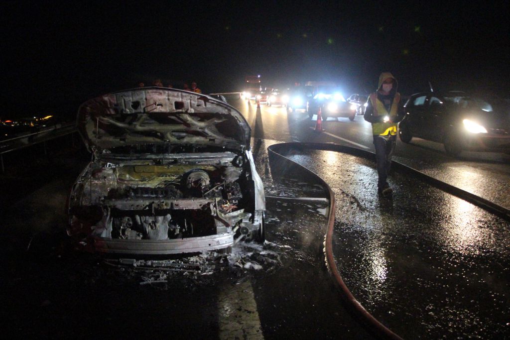 Yolun ortasında alev topuna döndü