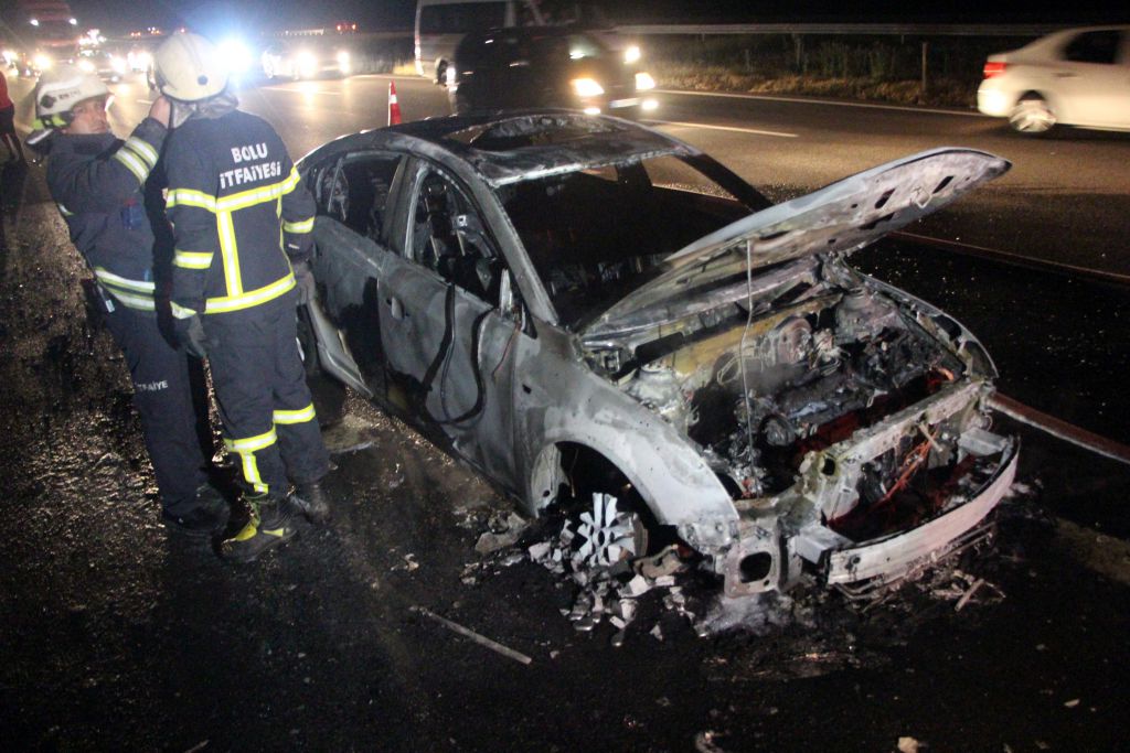 Yolun ortasında alev topuna döndü