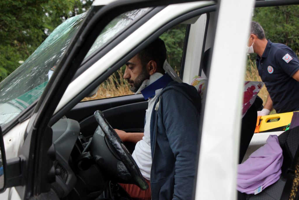 Akrabasının arızalanan aracı için emniyet şeridinde durdu olanlar oldu