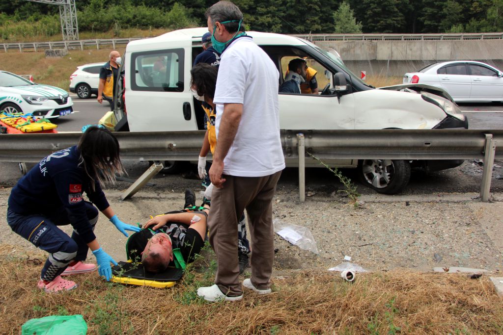 Akrabasının arızalanan aracı için emniyet şeridinde durdu olanlar oldu
